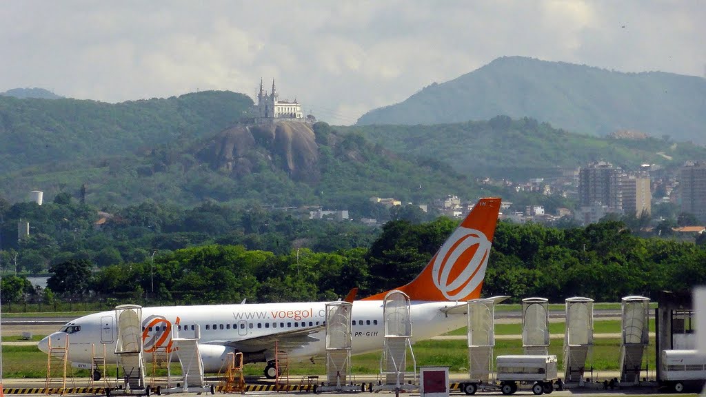 BRASIL Río de Janeiro, Isla del Gobernador, Iglesia de la Peña desde el Aeropuerto Internacional Galeao by Talavan