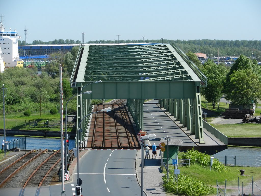 Bremerhaven (gesehen von der Containerplattform ) by ©Elisabeth van Langen