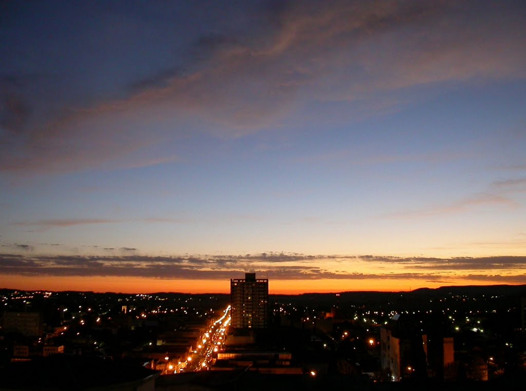 Atardecer en la ciudad by Hugo Lopez