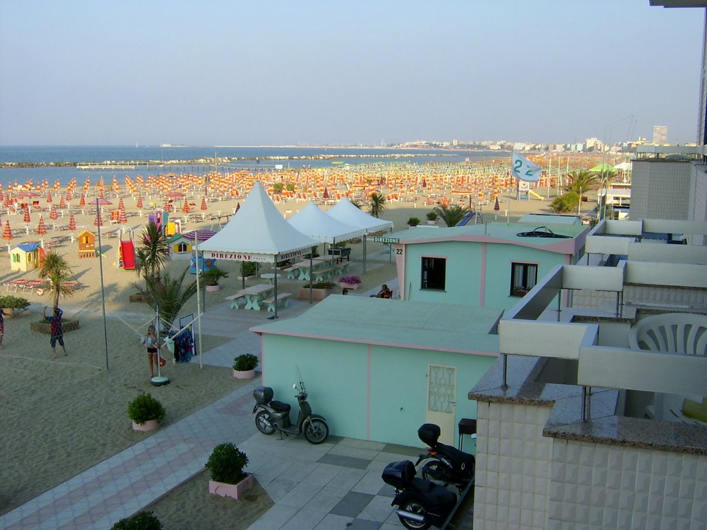 Badestrand in Viserba einem Ortsteil von Rimini an der Adria by Uwe Klimpke