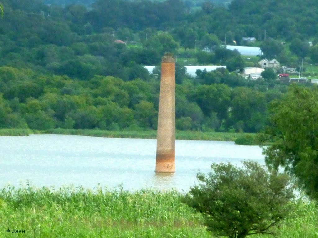 Chimenea en la presa, Huasca, Hidalgo by Jorge Alberto Vega