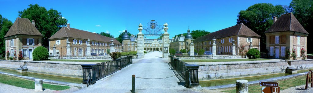 Panorama sur l'entrée du château de Pierre de Bresse (Saône et Loire) by Alain TREBOZ