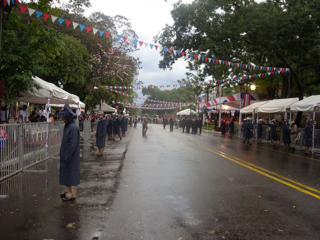 Esperando el desfile militar, bajo lluvia pero con muchas ganas by tintisol