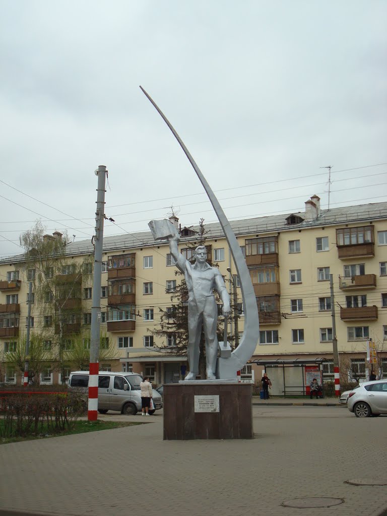 Monument to a pilot-cosmonaut Komarov on the street of the same name by sakuram