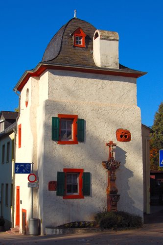 Türmchen - Teil der ehemaligen Stadtmauer by Dieter Pohlen