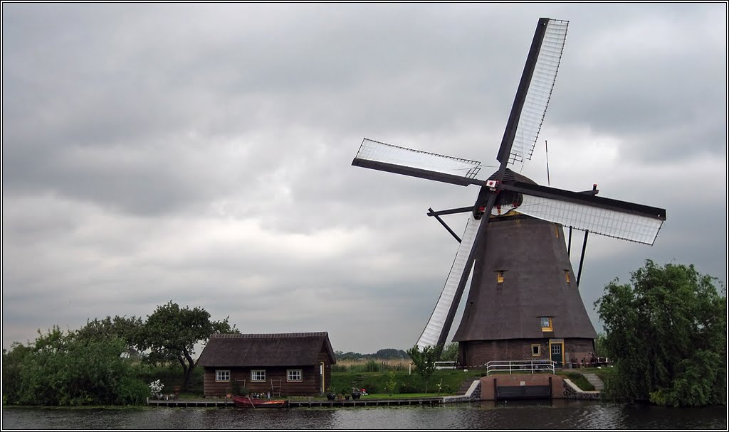 Kinderdijk mill #7 rotating in the wind by PMM