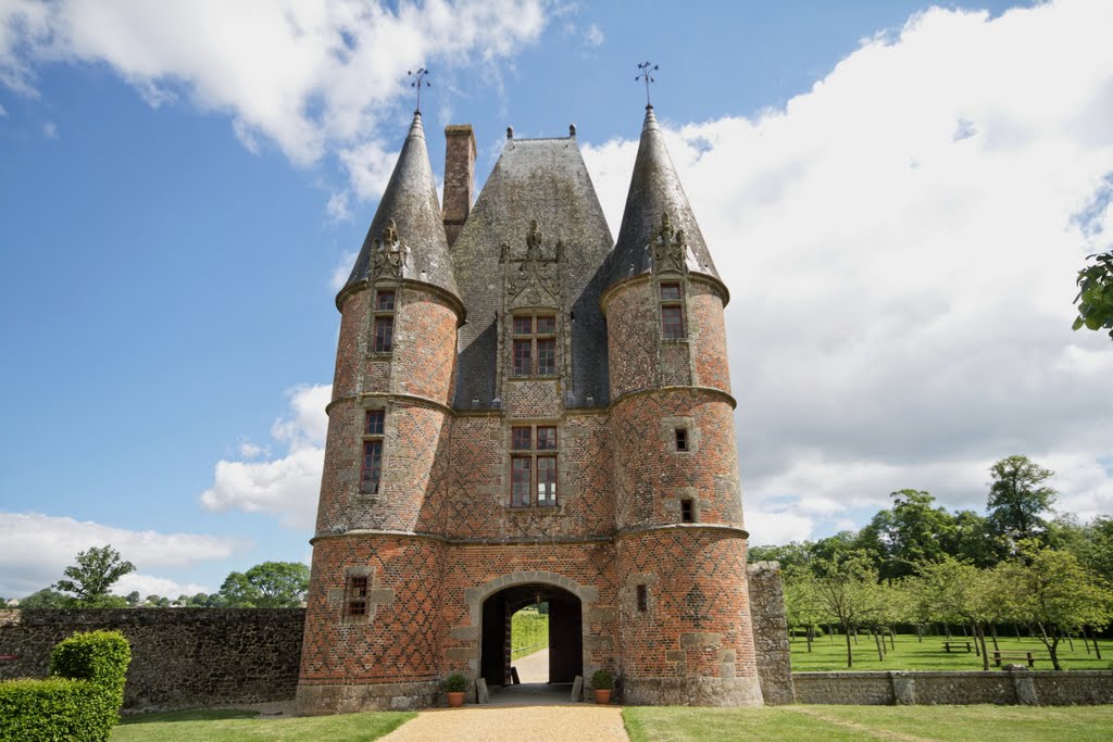 Château de Carrouges, le châtelet d'entrée by Alain Boulanger