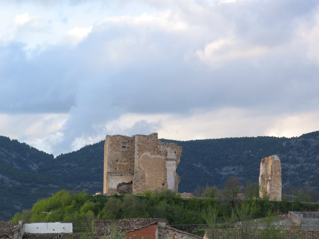 Restos de la antigua iglesia de Fresneda by montbh