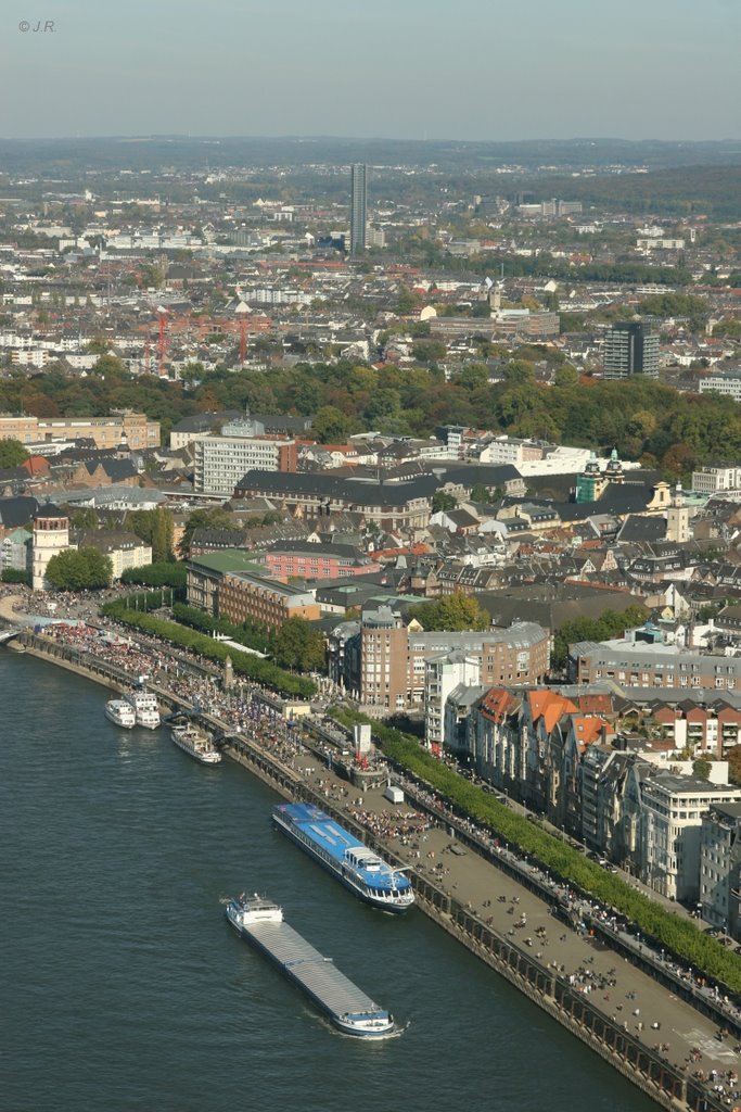 Blick vom Fernmeldeturm Richtung Altstadt und Rheinufer-Promenade, Düsseldorf by Juergen Roesener