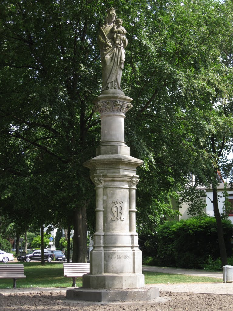 Mariensäule, Am Wallgarten by Gottfried von Bouillon