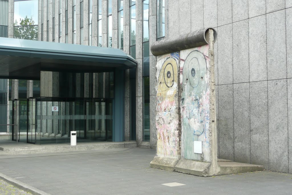 Düsseldorf,Berliner Mauer-Fragmente by thomashanschke