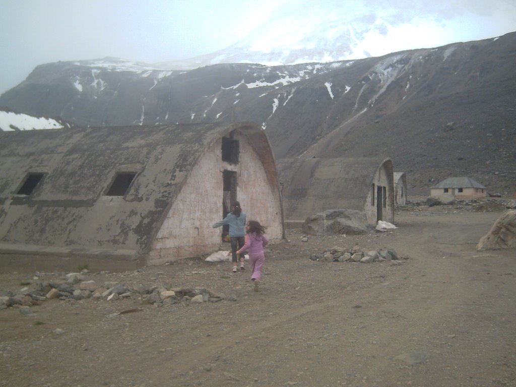 Refugios cerca del embalse El Yeso by José Pedro Martínez