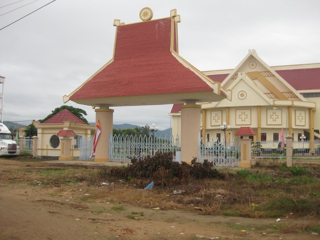 KON TUM - Nhà Văn hóa các dân tộc by Đăng Định