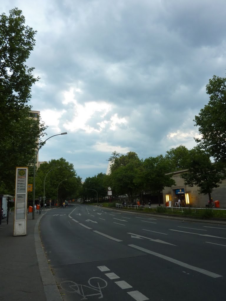 Gewitterwolken überm Nollendorfplatz by Panzerknacker