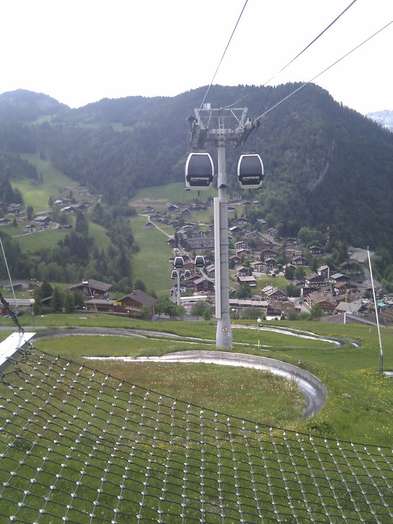 Vue depuis l'arrivée de la gare du telecabine de la patinoire. La clusaz mai 2011 by yoman74