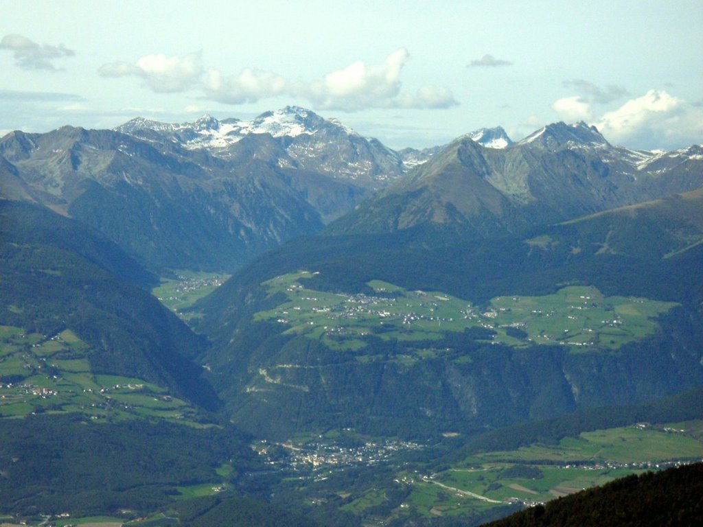 Blick auf Mühlbach und Meransen (von Plose) by Fridayonmymind