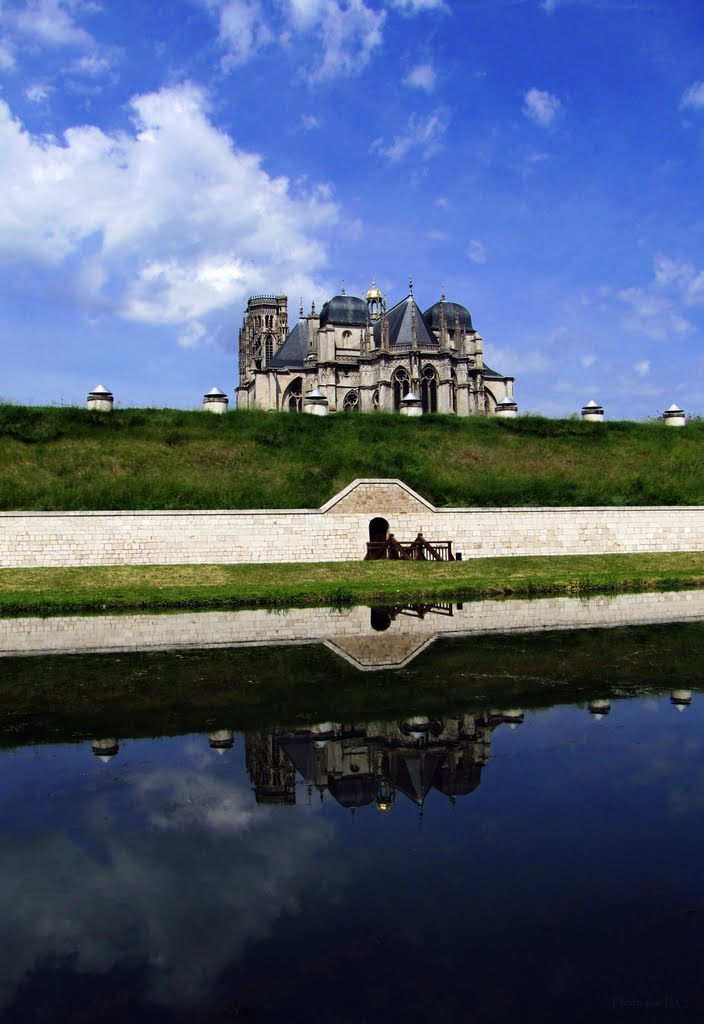 Chevet de la cathédrale et fortifications Vauban by TelKines