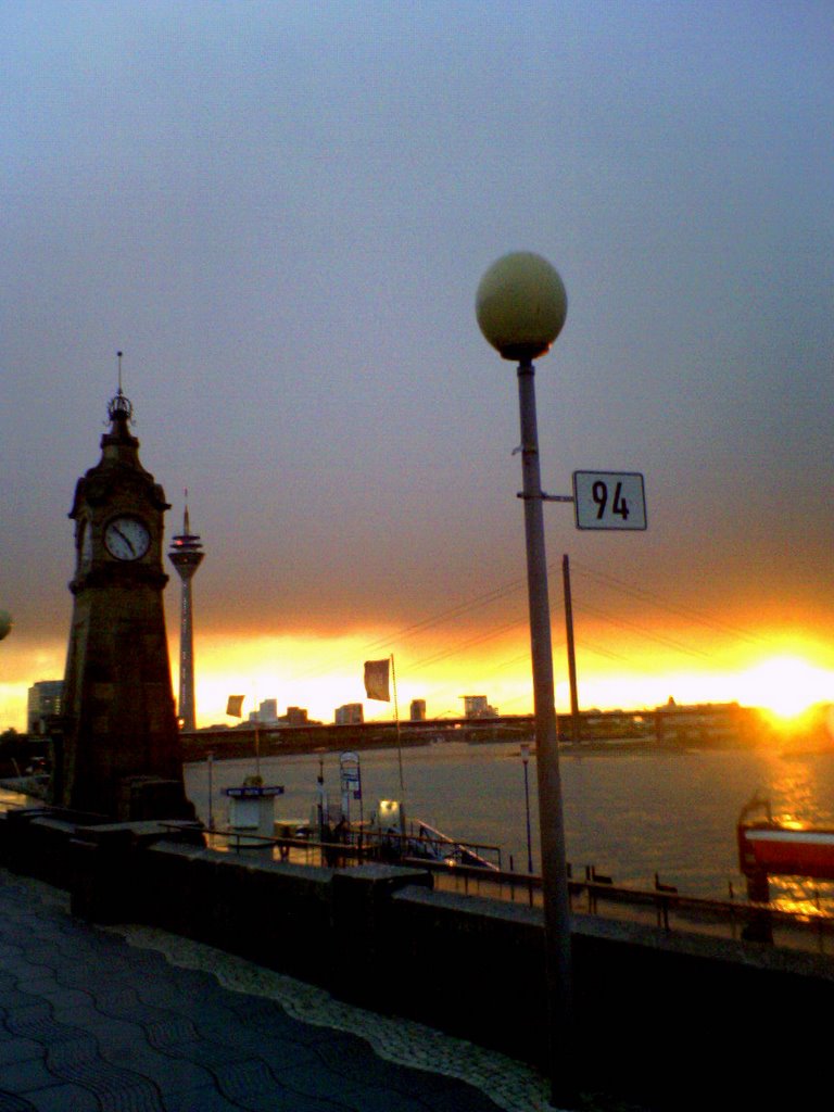 Rheinuferpromenade (Uhr), Düsseldorf by Ma Ax