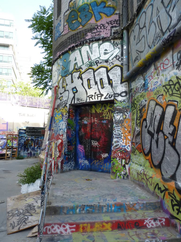 Paris - Graffitis sur les Frigos (2011) by greg-007