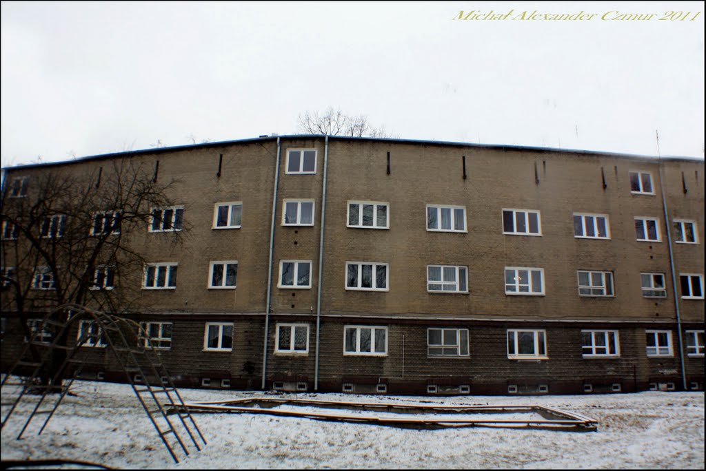 Warszawa Rembertów - przedwojenny blok dla podoficerów. by Michał Alexander Czmur