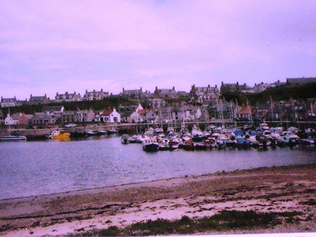 Un grazioso paesino di mare a Nord-Est di Inverness (Findochty), giugno 2004 by daniferrari