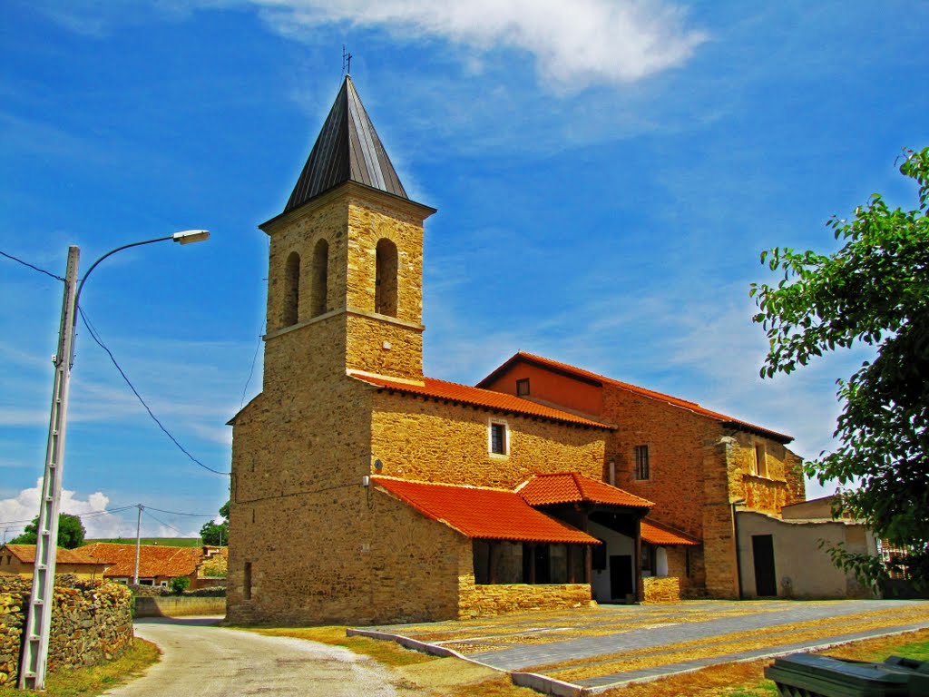 Iglesia al NO., de Val de San Lorenzo. León. by Valentín Enrique