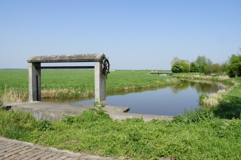 Sluisje bij wetering Eemnes by Gerard Roodhart