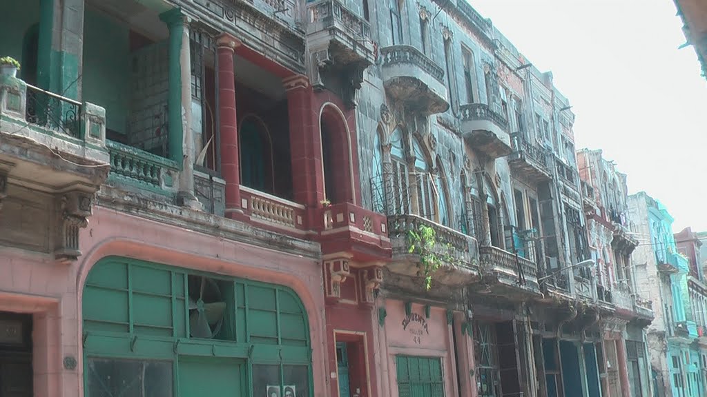 Edificios coloniales en el centro de La Habana. by Asenvi