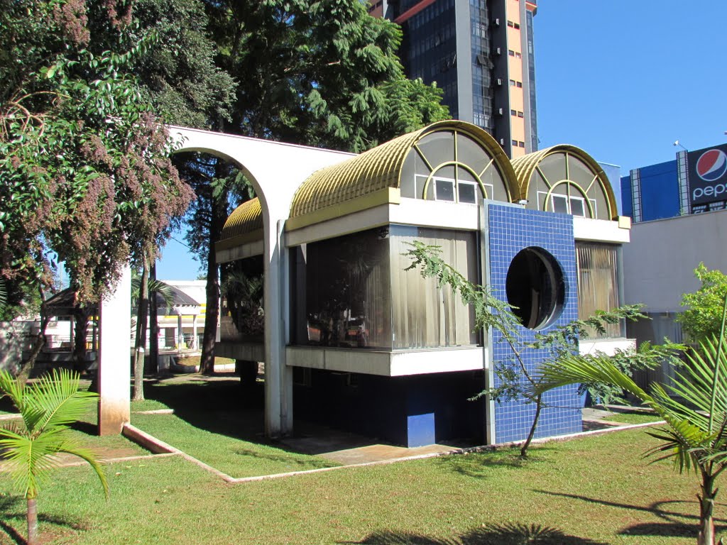 Construção na praça Eduardo Virmond Suplicy em Francisco Beltrão, PR. by Ricardo Mercadante