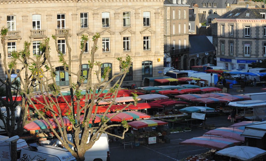 Lever de soleil sur le marché du samedi à Saint-Brieuc by markjone