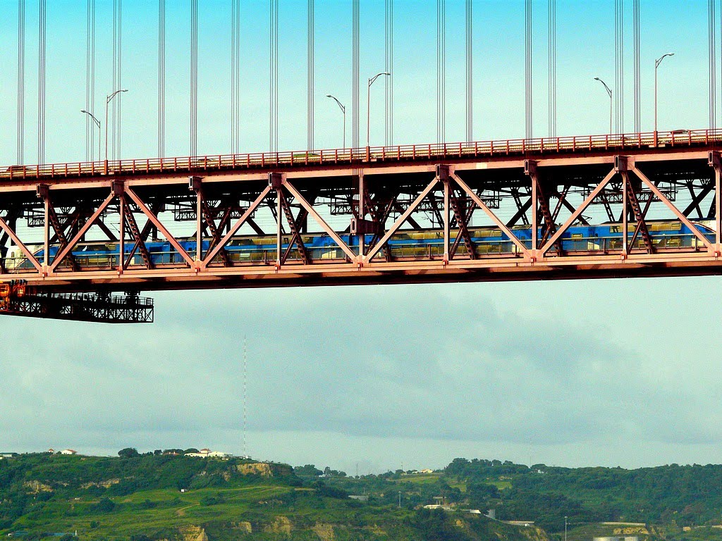 Portugal, détail sur ce ponts du 25 Avril à 2 tabliers, le passage d'un Train by Roger-11