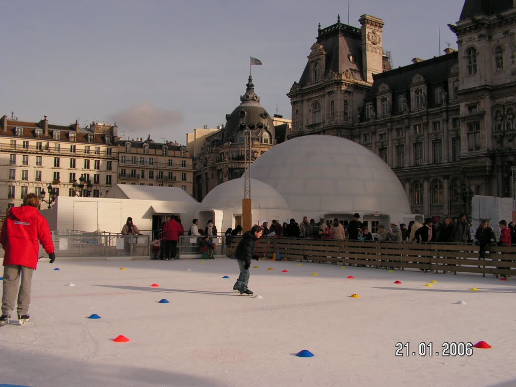 Place de l'Hotel de Ville by Gianfranco Pala