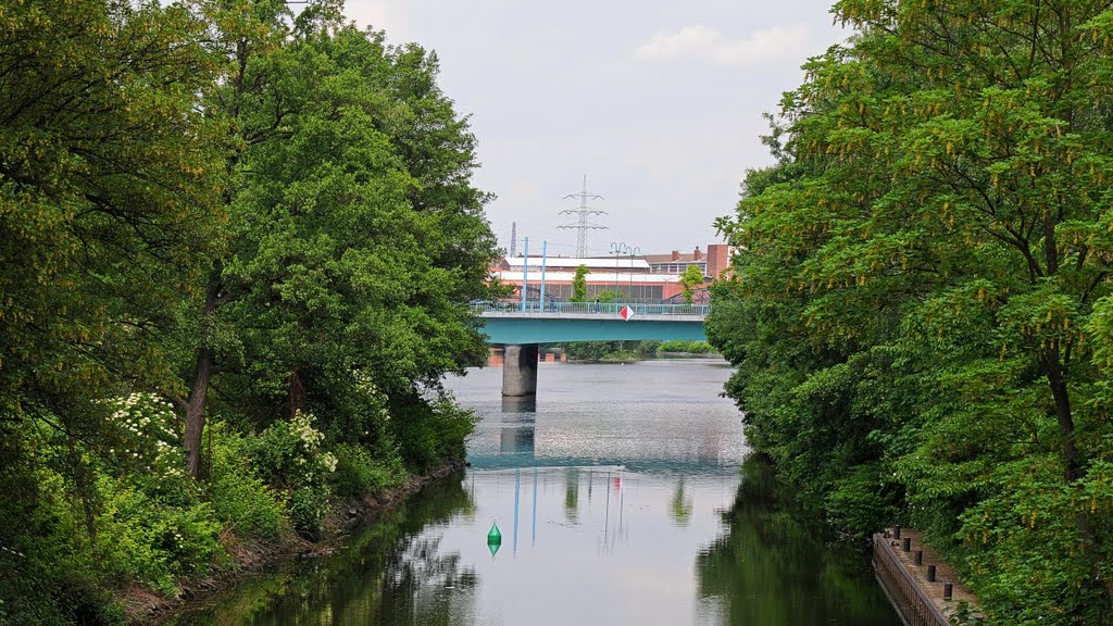 Mülheim an der Ruhr / Schleusenkanal vom Wasserbahnhof zur Ruhr by Cityfotograph