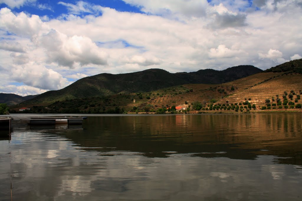 Resting by the Douro by Mário Eloi Castro