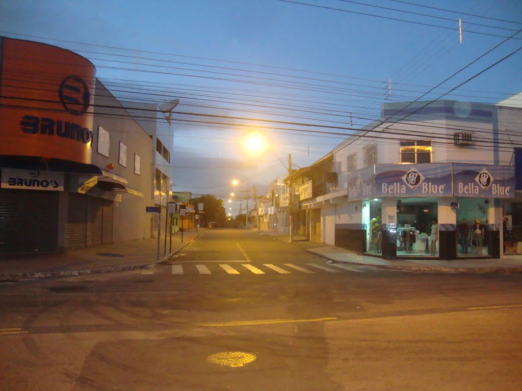 AMANHECER EM PARQUE RESIDENCIAL LARANJEIRAS by Diana Kaya