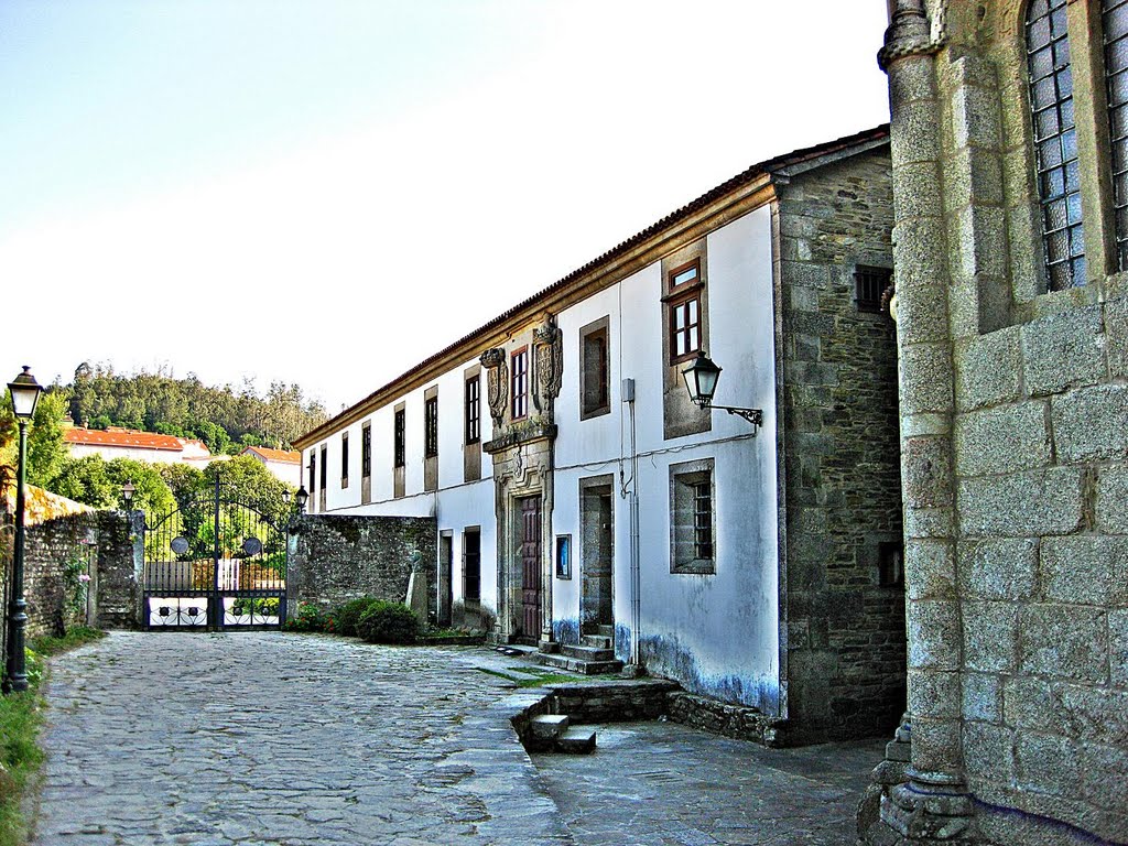 Casa reitoral da Colexiata de Santa María do Sar by fotocolocador