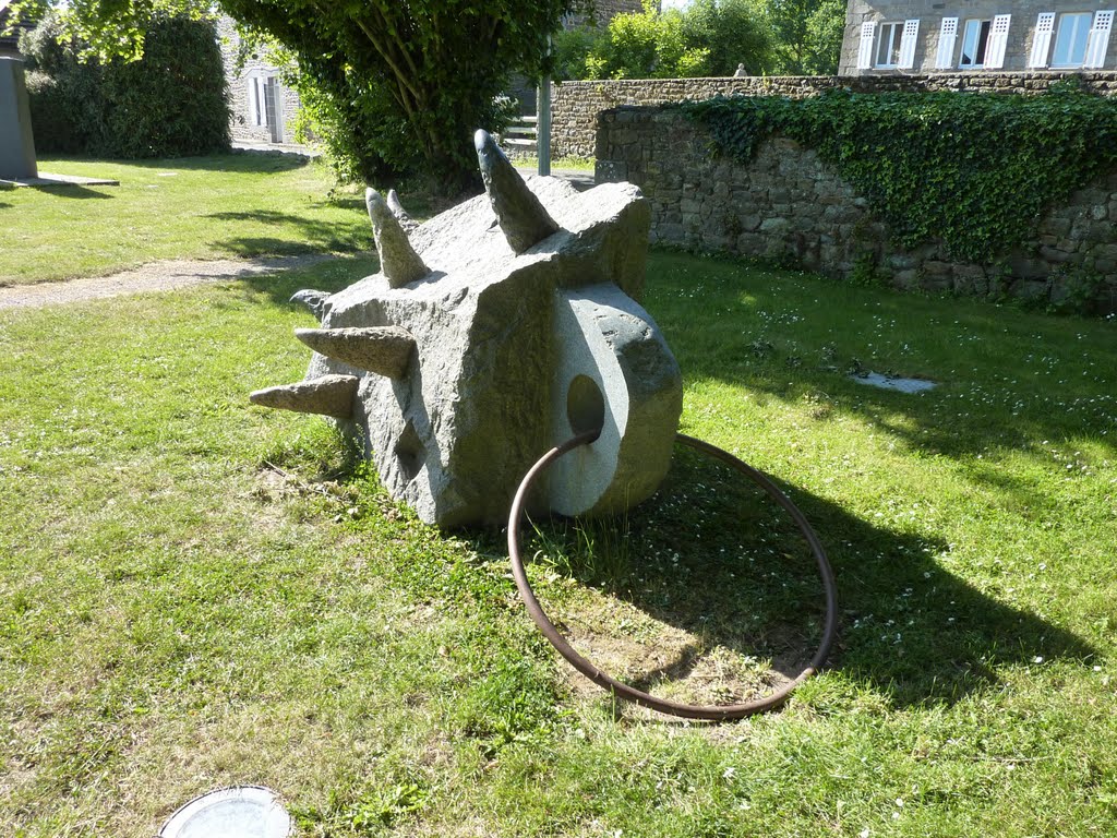 Sculpture sur granit, chaque pointe est d'un granit différent. by Amand Baladeur