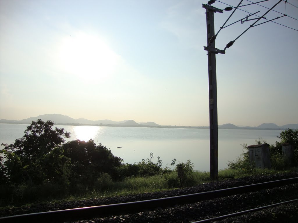 TDSC04509 செங்கல்பட்டு ஏரி चेंगलपट्टू सरोवर Railway Line along Chengalpattu Lake by dhanasekarangm