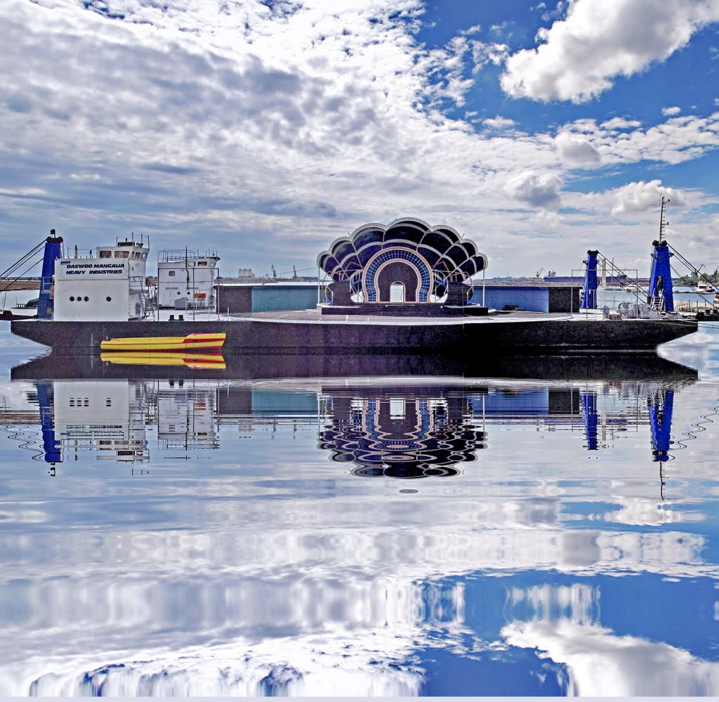 The shell floating stage-Scena plutitoare a Festivalului de muzica Mangalia by Laurentiu Mitu