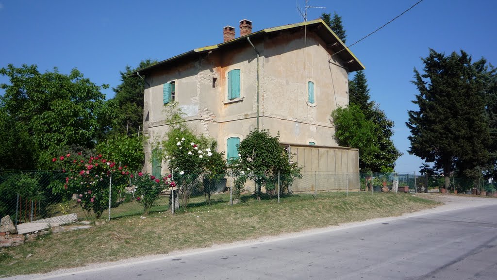 Via Celletta dell'Olio,Santarcangelo di Romagna.Casello Ferrovia Subappenina Santarcangelo-Urbino. by ronnyraggini