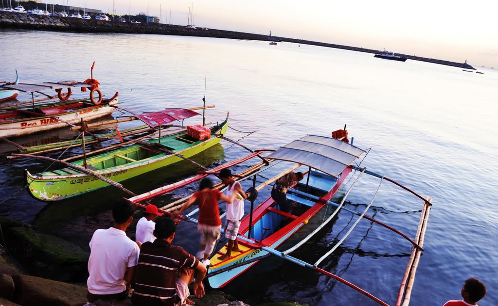 Boats @ Manila Baywalk by Rodolfo TANGAN