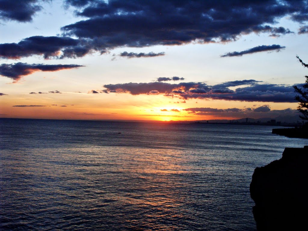 PUESTA DE SOL DE INVIERNO EN LA AVENIDA ESPAÑA. by Carlos M. Pascual