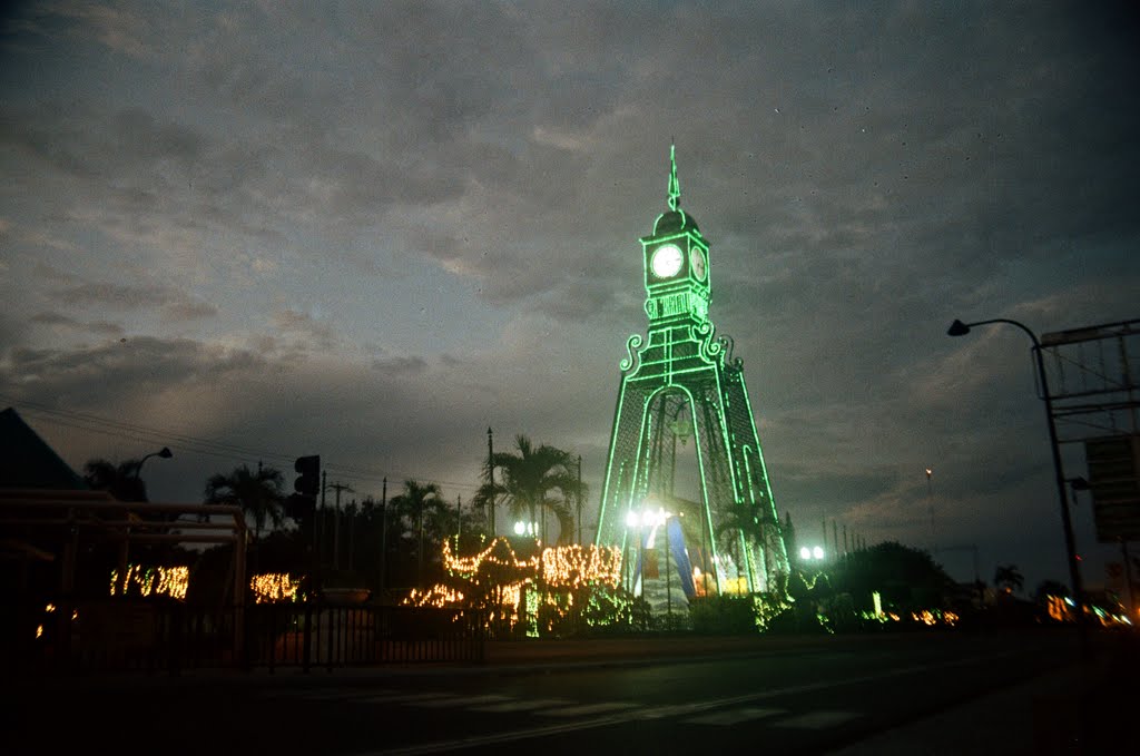 LA TORRE DEL RELOJ EN EL BULEVAR DE LA AVENIDA 27 DE FEBRERO. by Carlos M. Pascual