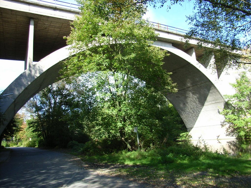 Eisenbahnbrücke am Kennelbad by Harald Ebeling