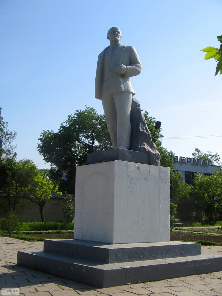 Monument to V. Lenin. Izmail. Ukraine by STONA