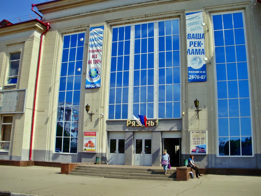 Ryazan 1 Railway Station by Gordon Abben