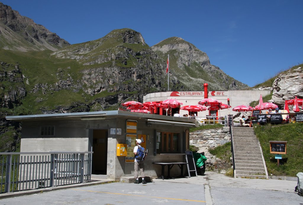 Grimentz - barrage Moiry - halte postale by Charly-G. Arbellay