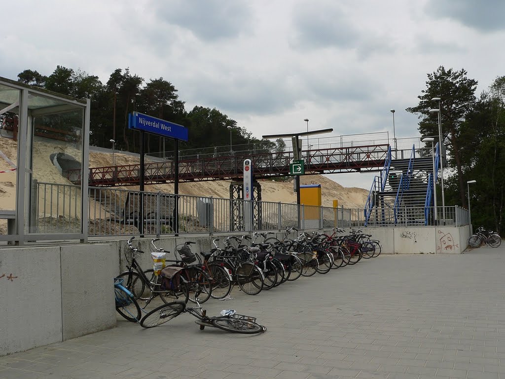 NIJVERDAL WEST HBF .. bijna alle fietsen staan in het rek by walterskrutser