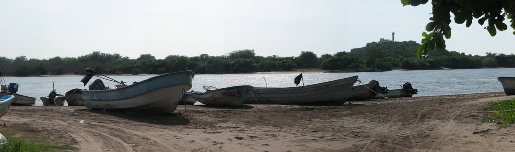 Lanchas en el Estero El Pozo by Pablo A Rodriguez P