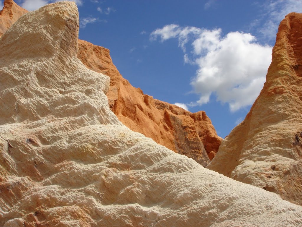 Monumento Natural das Falésias - Praia do Morro Branco by Wagner Luiz Kravetz